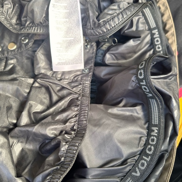 Volcom snowboard/ski jacket like new - Picture 3 of 3